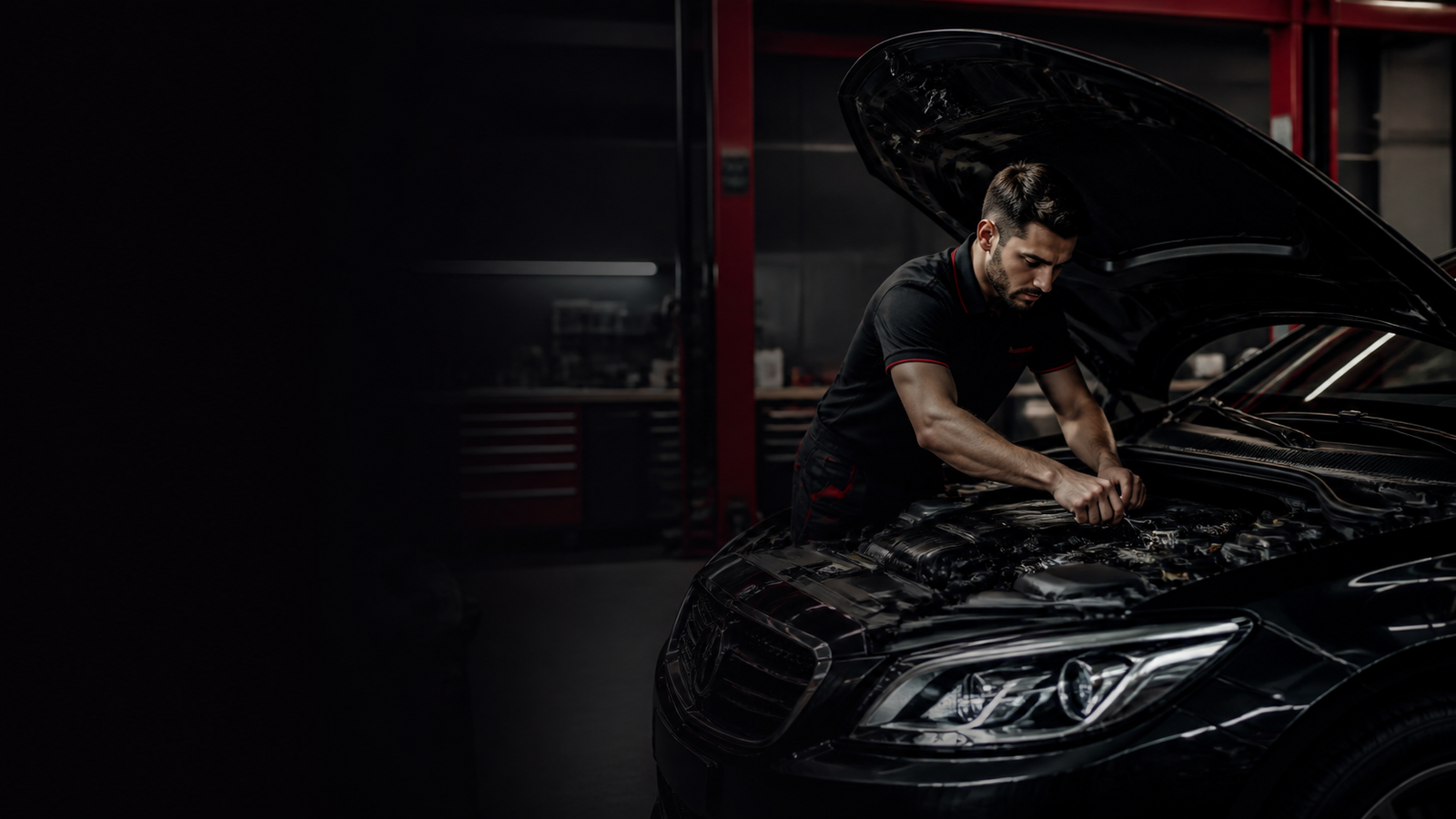 Mecânico trabalhando no motor de um veículo preto em uma oficina automotiva moderna